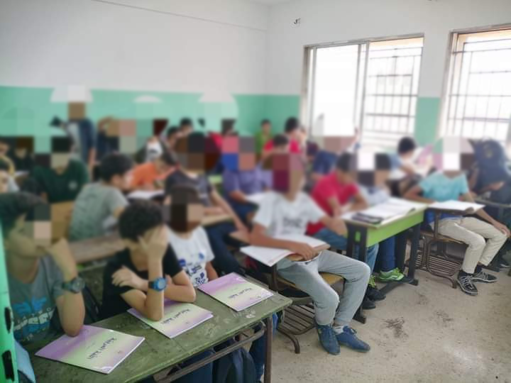 معلم أردني: 50 طالبا فوق بعضهم في صف ووزير بغرفة مريحة